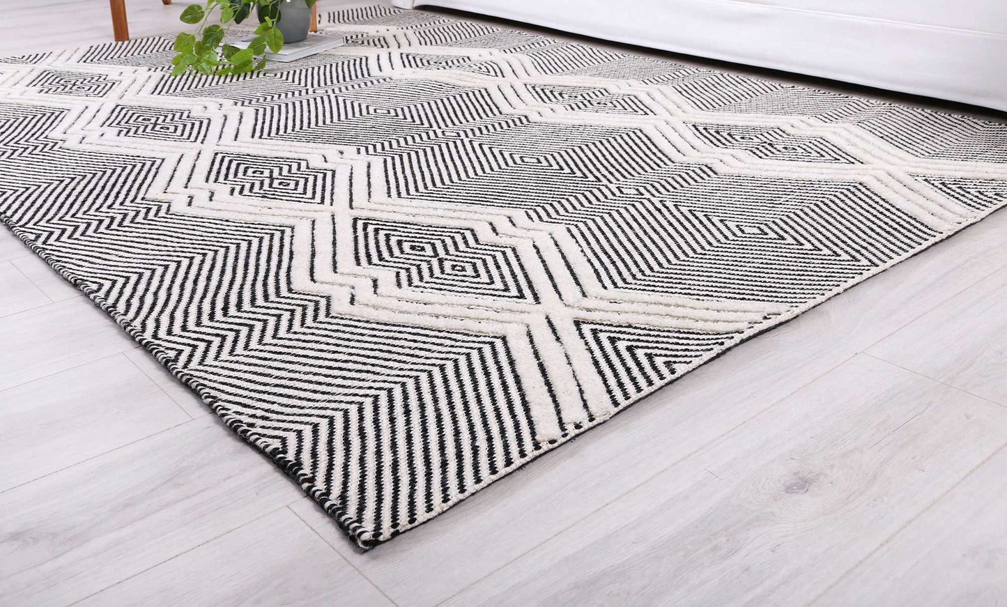 Kaiden Saw Ivory Wool Rug