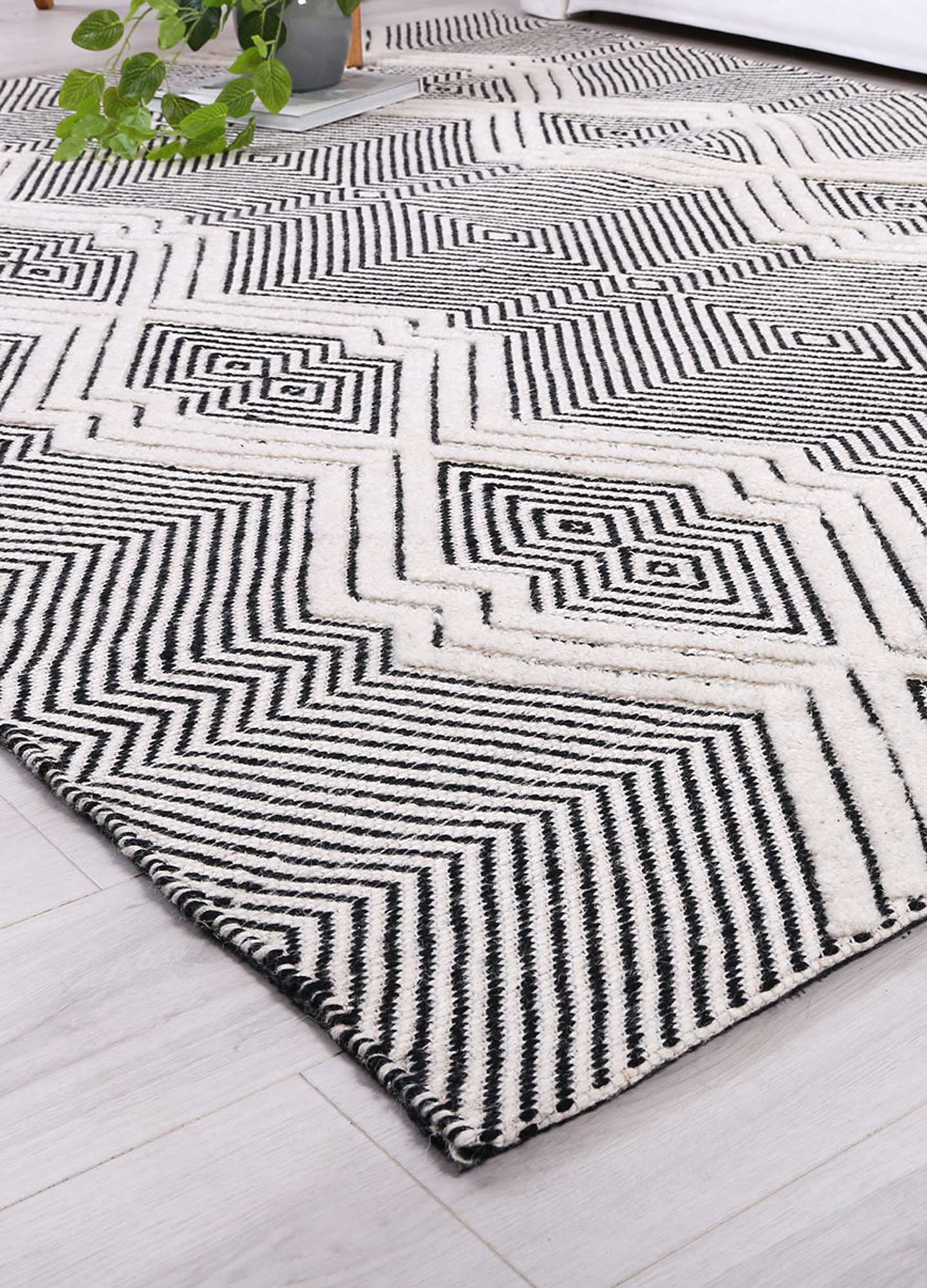 Kaiden Saw Ivory Wool Rug
