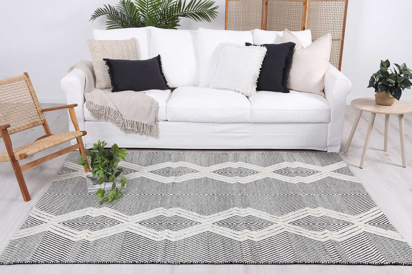 Kaiden Saw Ivory Wool Rug
