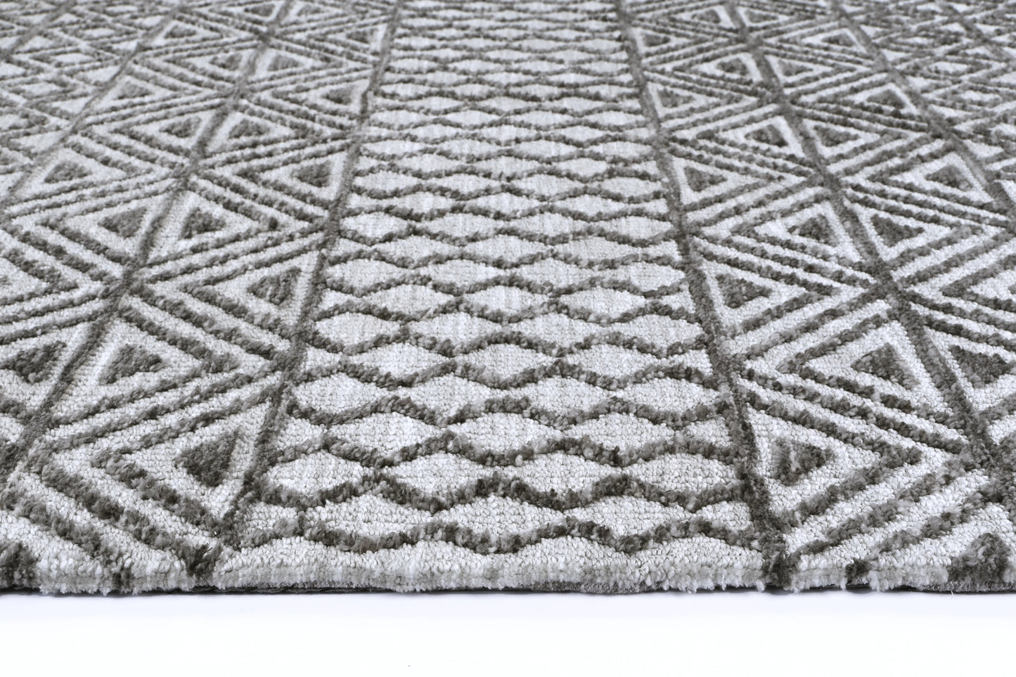 Zara Grey Cotton Blend Rug with zigzag pattern