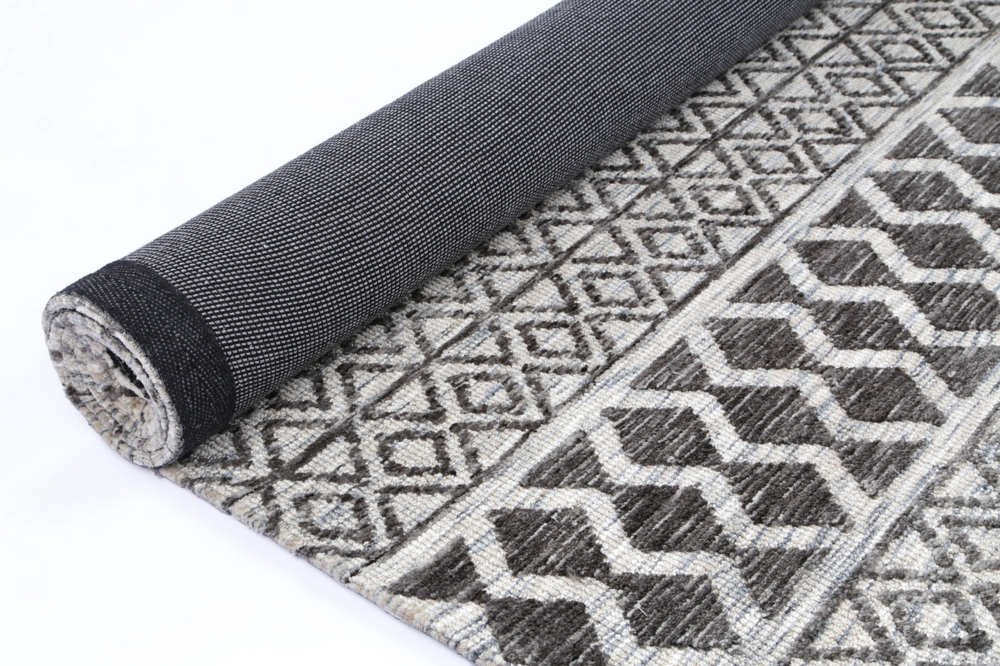 Zara Grey Cotton Blend Rug with zigzag pattern