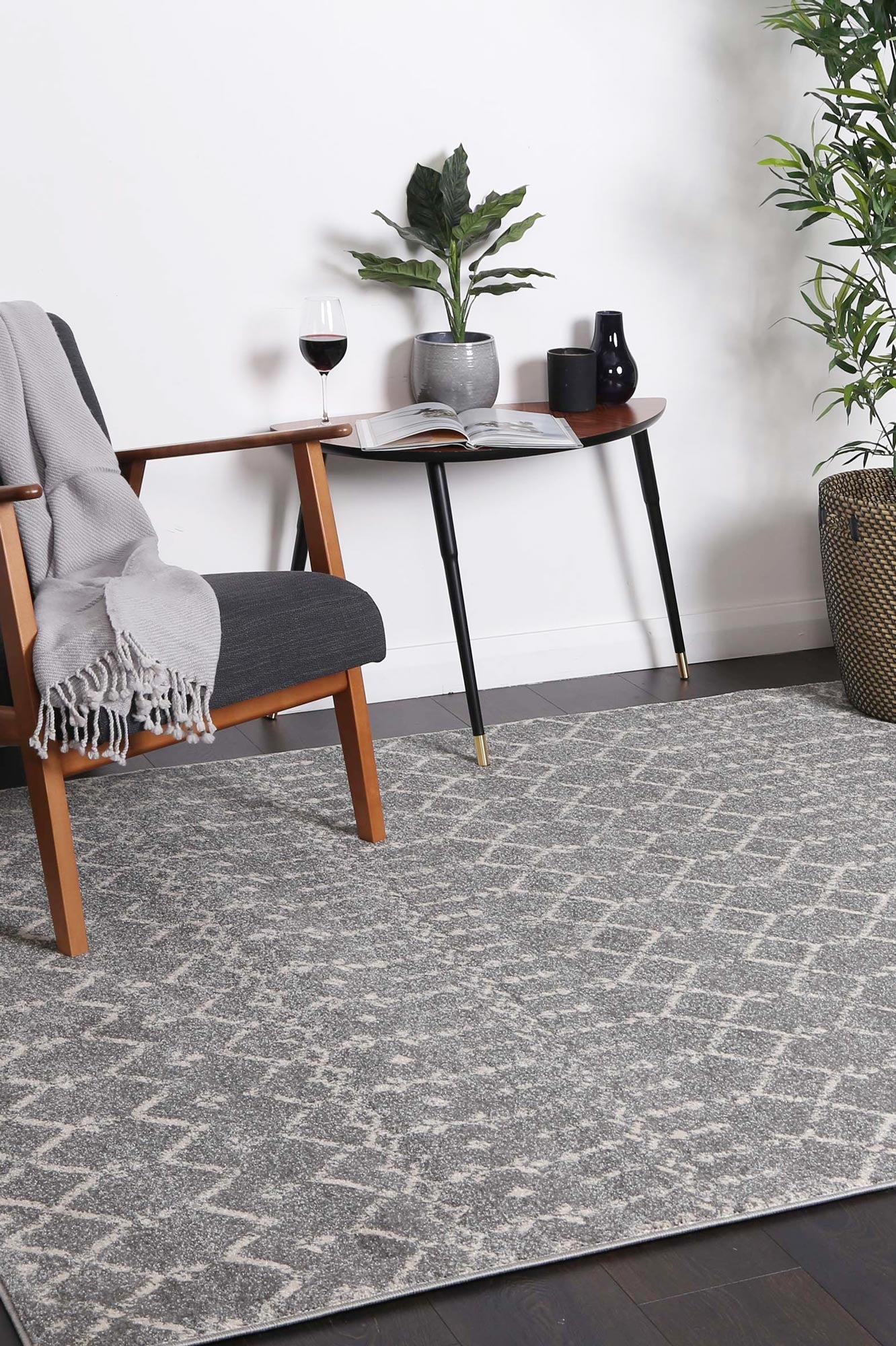 Exquisite Grey & Ivory Argyle pattern Rug