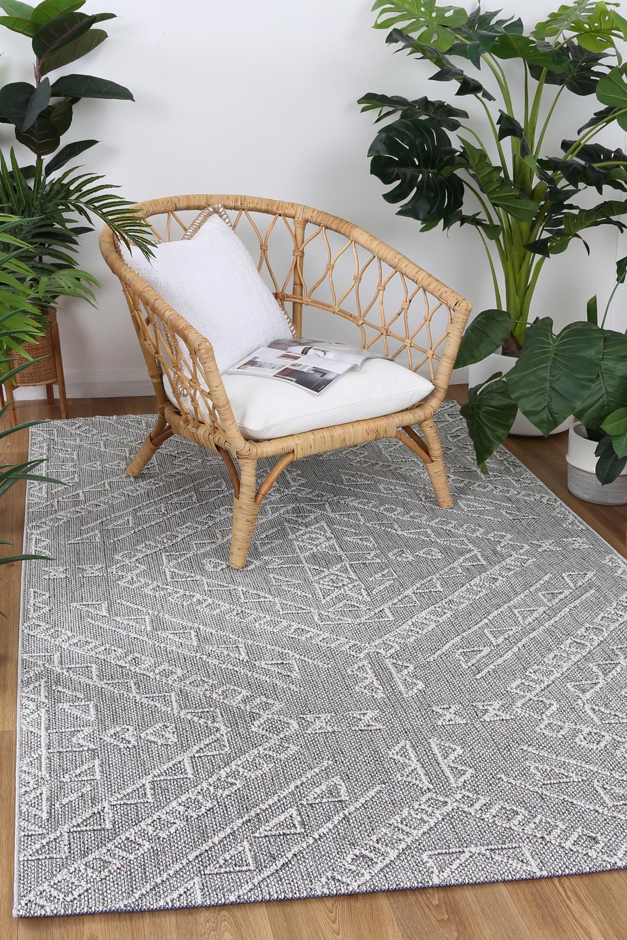 Valentina Kaua Ash Tribal Flatweave Rug