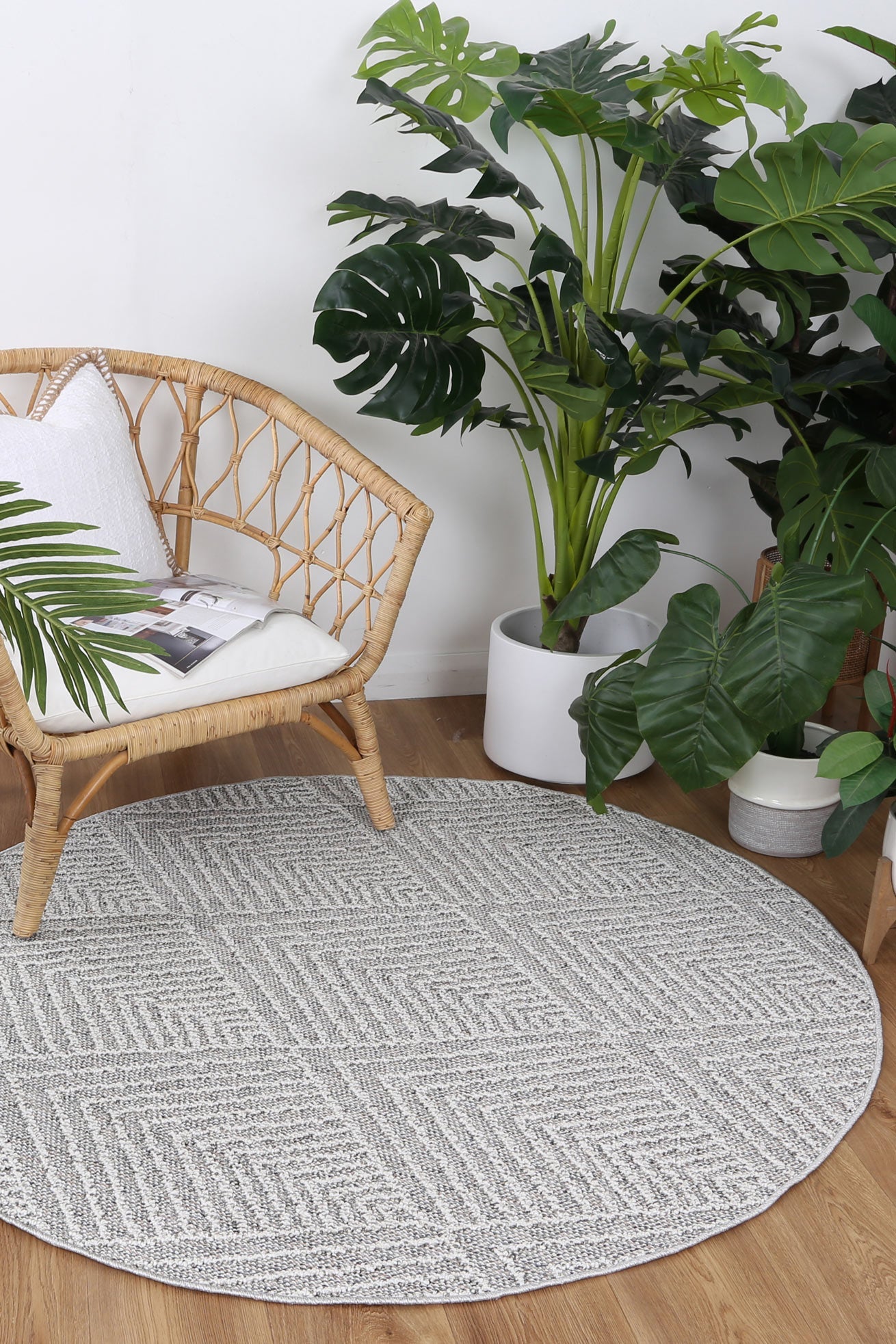 Valentina Menapi Ash Geometric Round Flatweave Rug