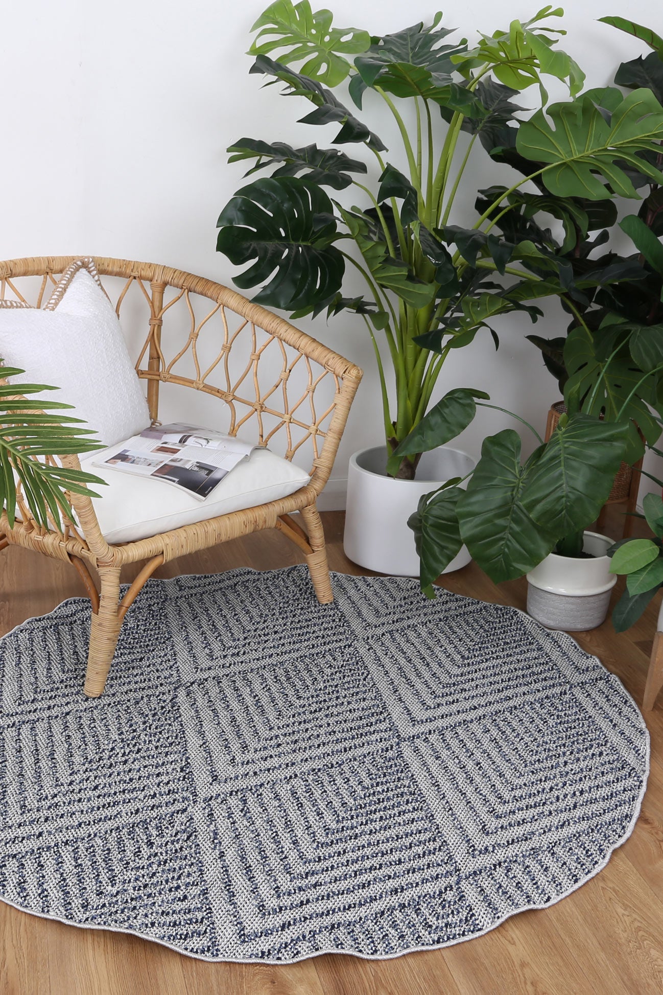 Valentina Naka Charcoal Geometric Round Flatweave Rug