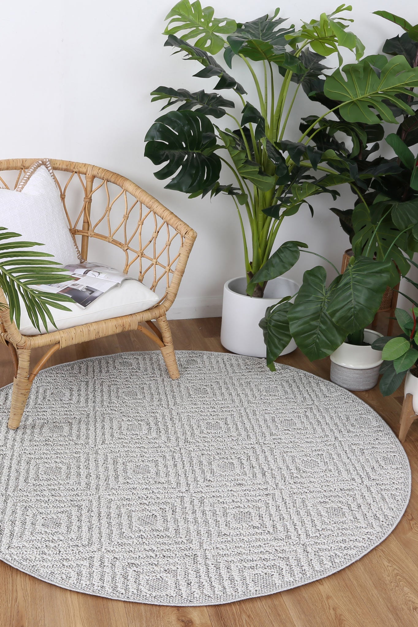 Valentina Walasi Ash Geometric Round Flatweave Rug