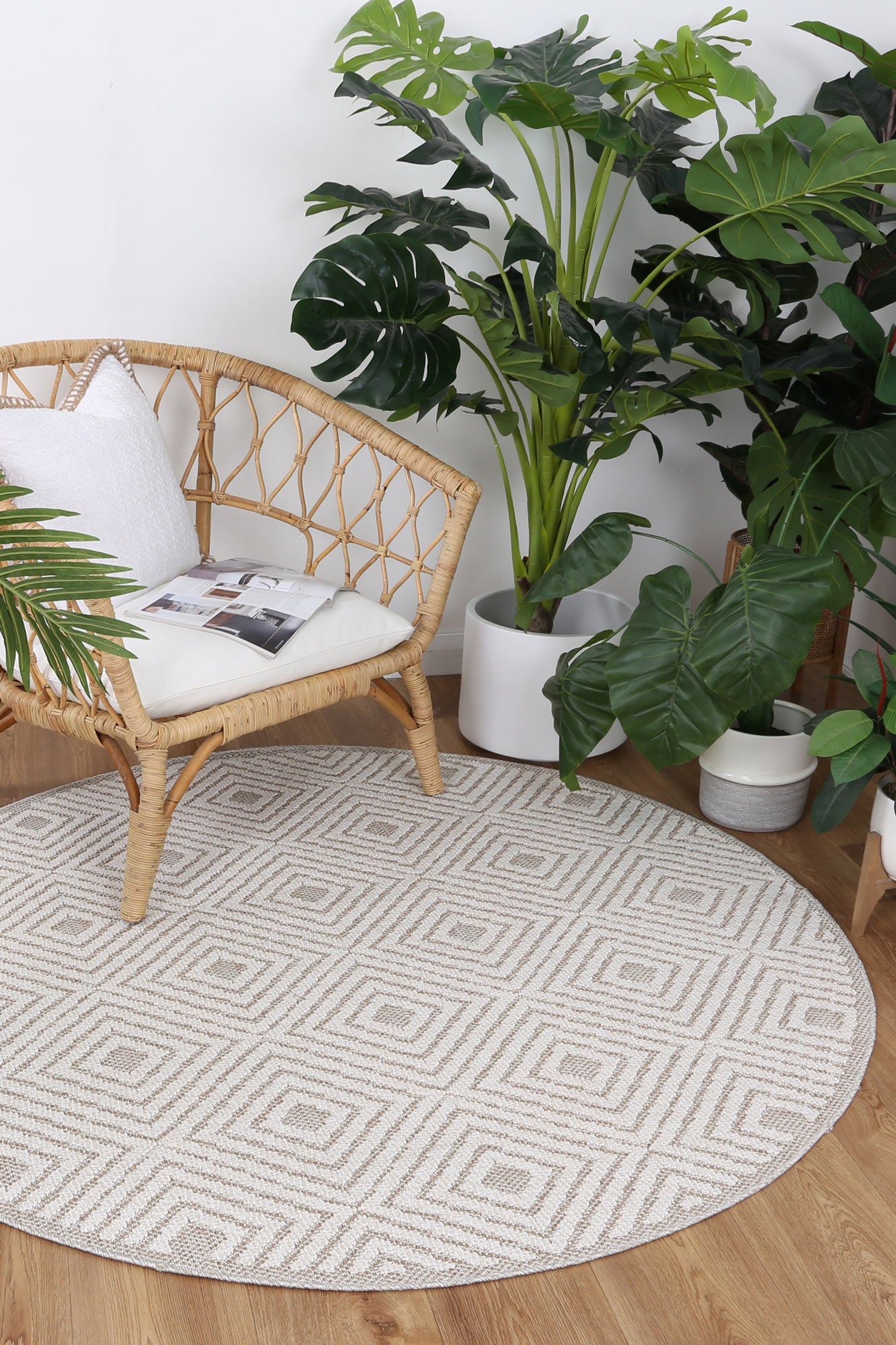 Valentina Wickham Beige Geometric Round Flatweave Rug